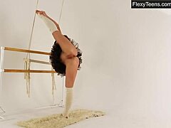 La gimnasta morena Myra Zavisalo abre las piernas y se estira