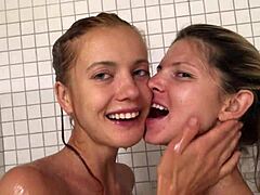 Katrina, 18-letnica in njena prijateljica se skupaj tuširata z vročo vodo.