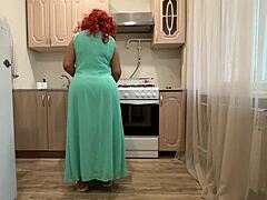 성숙한 엄마가 아들의 욕망을 만족시키는 집에서 만든 애널 비디오