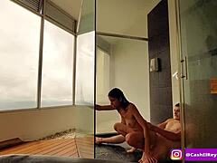 Contanti colombiani scambiati per sesso in bagno con due amiche