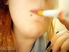 อกธรรมชาติและหัวนมสีชมพูในวิดีโอ fetish การสูบบุหรี่