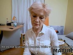 Una nonna ceca con la figa rasata chiede un amante sessuale a un uomo in un video mature4k