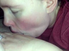 Istri amatir menghisap dan menelan air mani dalam video panas