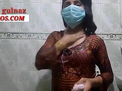 Egy nagy fenekű indiai lány vizes és vad a fürdőszobában