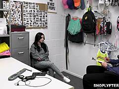 Mama și fiica Milf devin obraznice cu polițistul Mike Mancini în magazin