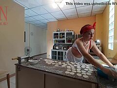 Regina Noir, uma sedutora, mostra suas habilidades culinárias nuas em uma câmera escondida na cozinha