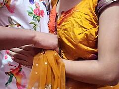 Una joven india peluda en un sari amarillo recibe un creampie de su jefe