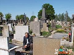Bestefar og barnebarn har hardcore sex ved kirkegården