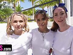 Drie fitte en sexy meisjes verrassen hun trainer met een beachvolleybalspel in deze groepsseksvideo
