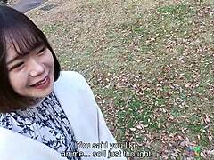 Японско порно видео на тийнейджърка Аюми от Токио, която получава пръстене и облизване на китката си