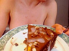 Et amatørpar utfører oralsex og spiser kake dekket med sæd