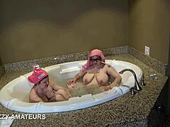 Большие сиськи Артимезии получают чувственный массаж в ванне