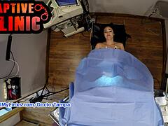 Bekijk de volledige film op Captive Clinic com: Blaire Celestes naakt achter de schermen