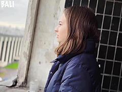 נערה בת 18 מתנהגת שובבה עם זר בסרטון 4K