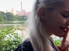 Природне груди и велика дупе у јавности: пушење и псећи стил са странцем у парку у Њујорку