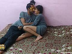 Sieh zu, wie diese magere indische Babe ihre Muschi und ihren Arsch mit Sperma in diesem hausgemachten Pornovideo füllt