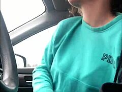 College-Amateurin gibt Deepthroat-Blowjob im Auto