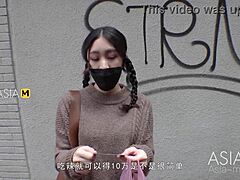 Asian Porn Video: Licking and Orgasmic in the Street