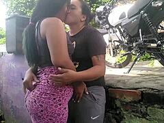 Amaterski par uživa v analnem seksu in lizanju mučke