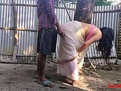 Indyjska żona pokazuje swoje hardcore umiejętności w filmie z ruchaniem na świeżym powietrzu