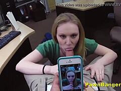 Busty blond kvinna med rakad fitta får betalt för att ha sex på en dold kamera