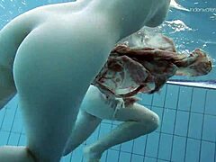 To smukke kvinder bliver beskidte i poolen