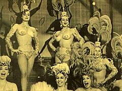 Le showgirl vintage si spogliano e mostrano i loro seni naturali