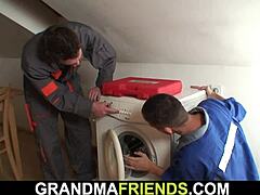 Двое ремонтников долбят грудастую сводную бабушку