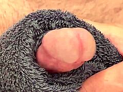 Intenzivna seansa masturbacije z bližnjim prizorom sperme