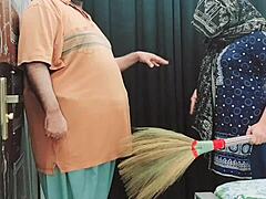 Velha empregada indiana recebe conversa suja de seu dono durante xxx foda