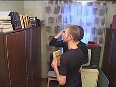 ロシアの母と若い男の子をフィーチャーしたNDのゲイポルノ