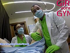 A Blooper beteget Lainey nem meztelen mellei nyugtatják az orvosi fétis videóban