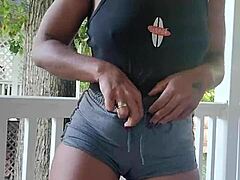 Una chica negra amateur pide orinar al aire libre mientras usa pantalones cortos