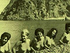 Nudistas vintage em um clima de praia travesso
