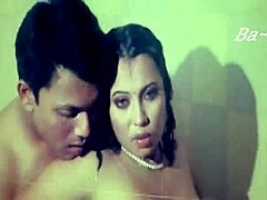 Gadis seksi Bangla turun dan kotor dalam video panas