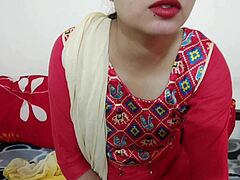 Kanadská učitelka Saara učí svého studenta, jak uspokojit dívčí touhy v indickém webovém sexuálním videu