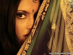 Spectacle nu de brunes indiennes sensuelles: Le plaisir ultime