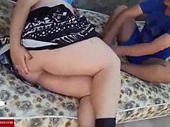 O femeie grasă primeşte sex oral de la un bărbat amator pe canapea