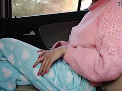 Mulher asiática madura com seios grandes recebe creampie de um motorista de táxi em vídeo HD