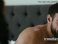 HD videóban a mostohaapja a nagy mellekkel rendelkező transzneműnek nyalja a seggét