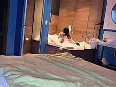 Amatőr pár forró faji szexet folytat a szállodai szobában
