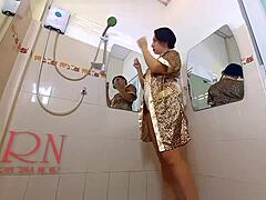 Oprigtig badeværelse striptease med en sød nøgen stuepige
