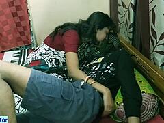 Adolescenta tamilă își fute vaginul de un mare indian dhabhi în HD video