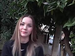 Verführt von schönen Titten und enger Muschi in einem spanischen Outdoor-Video