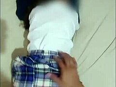 Hijastra padrastro folla a su inocente novia adolescente por el culo
