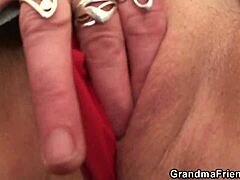 HD-video av gammal kvinna som fingrar sig själv innan gruppsex
