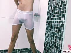 Un băiat gay de 18 ani se bucură de un duș fierbinte în alb