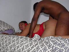 Ebony-par har hardcore sex med en creampie-afslutning