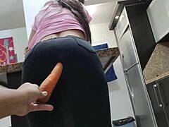 Le cul chaud de ma copine a envie d'une grosse bite, alors je la tente avec une carotte dans son cul