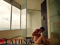 Sexo no chuveiro sem camisinha com uma colombiana amadora. Uma cena quente e picante que vai te deixar sem fôlego!